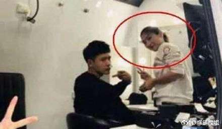 高云翔收押监狱生活曝光 高云翔性侵对象正脸照公开 两人对镜比“V”