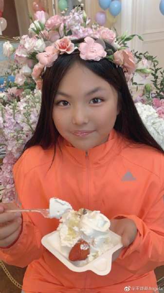 李湘王岳伦为王诗龄庆祝生日 网友：越来越像李湘了