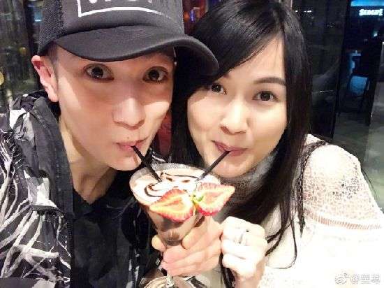 吴尊晒老婆亲密吻照 自曝母亲节做司机接送孩子