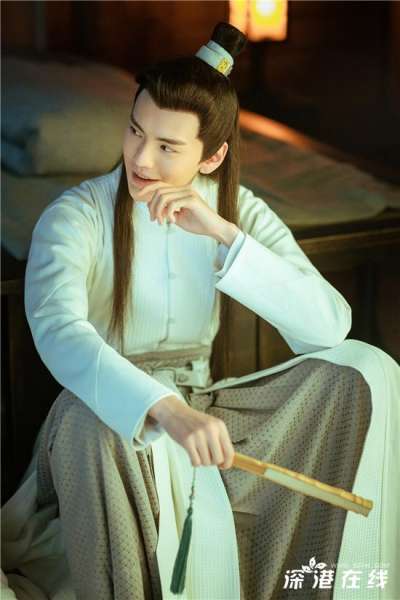 毕雯珺《漂亮书生》迎最大挑战 热度突破登顶“云上学堂”