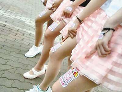 女大学生出租大腿当广告位