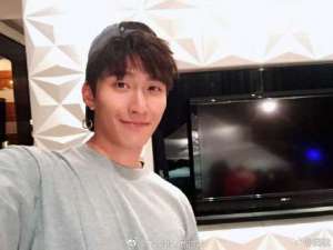 窦骁何超莲承认恋情：hi Babe 狗粮狗粮