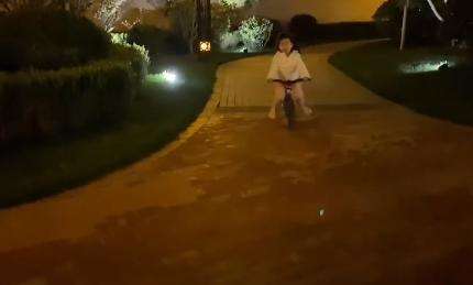 章子怡晒醒醒骑平衡车视频 网友：风一样的女子