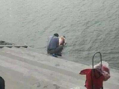 男子当众给“女友”洗澡秀恩爱