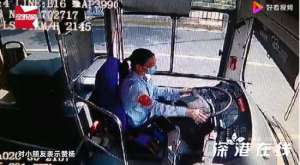 小女孩向礼让司机行公主礼 既礼貌又可爱！【图】