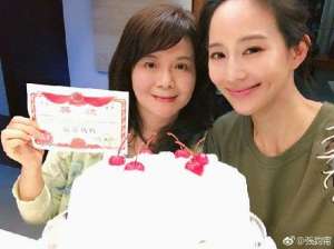 张钧甯与妈妈贴脸合照似姐妹花 贴心为妈妈提前过母亲节