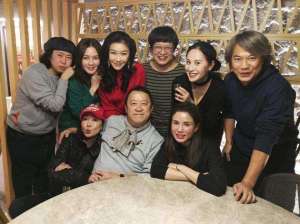 曾志伟与剧组朋友齐聚 李丽珍李若彤等昔日女神亮相