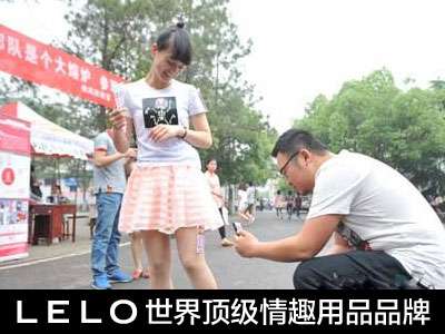 女大学生出租大腿当广告位