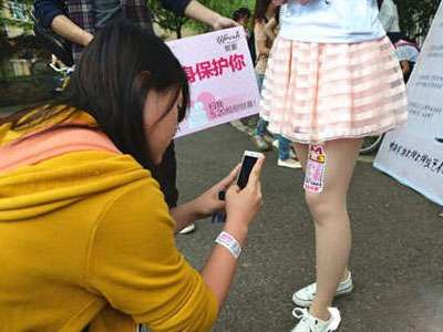 女大学生出租大腿当广告位