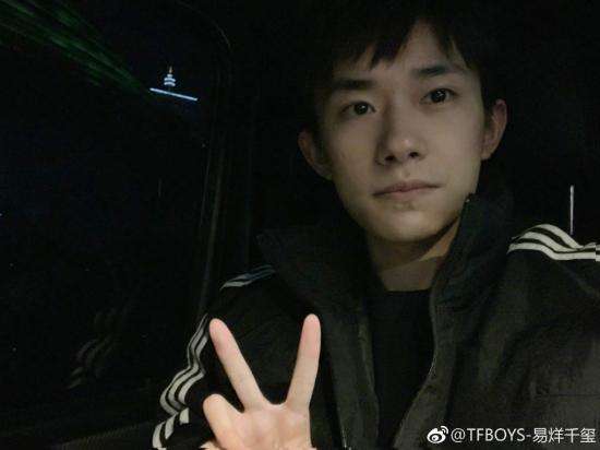 王源吸烟频上热搜 网传易烊千玺所发声明为谣言