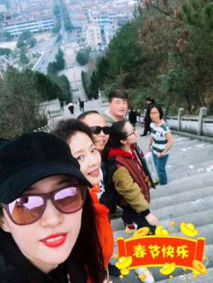 刘亦菲晒照庆新年 妈妈肤如凝脂气质出众超抢镜 网友：基因强大