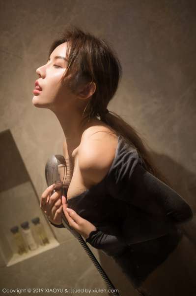 重庆巨乳妹子李猩一全裸人体艺术诱惑