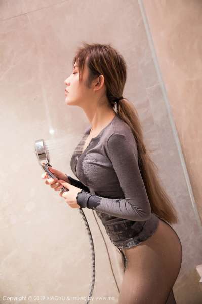 重庆巨乳妹子李猩一全裸人体艺术诱惑
