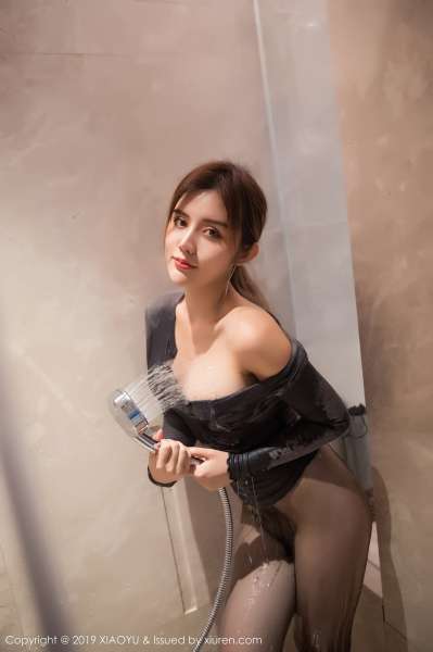 重庆巨乳妹子李猩一全裸人体艺术诱惑