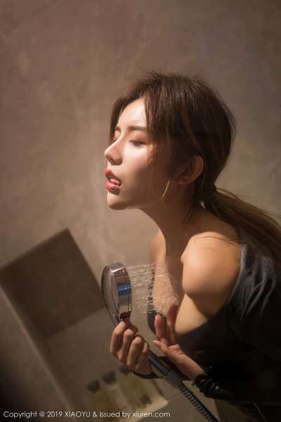 重庆巨乳妹子李猩一全裸人体艺术诱惑