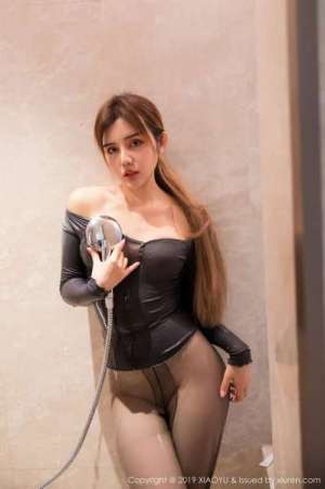 重庆巨乳妹子李猩一全裸人体艺术诱惑