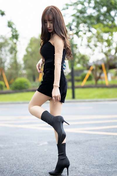 长腿女神周于希肉丝长靴车内露美臀