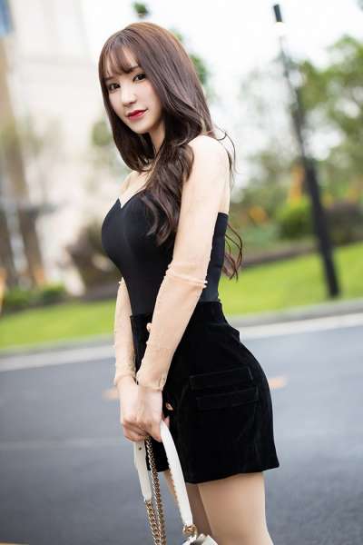 长腿女神周于希肉丝长靴车内露美臀