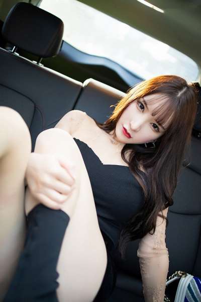 长腿女神周于希肉丝长靴车内露美臀