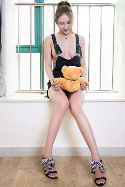 长腿嫩模尹菲背带裤挡不住美乳外漏