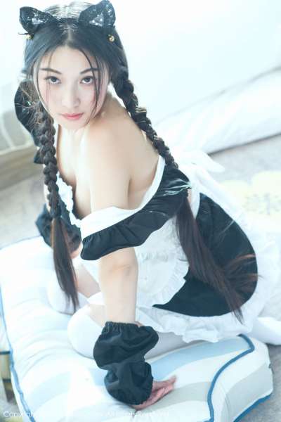 盼盼已鸠 - 透明旗袍和日系女仆装 写真图片