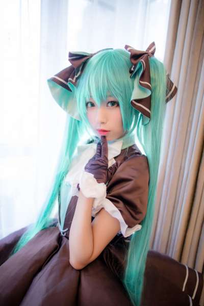 清纯妹子初音未来~丝袜秀美腿