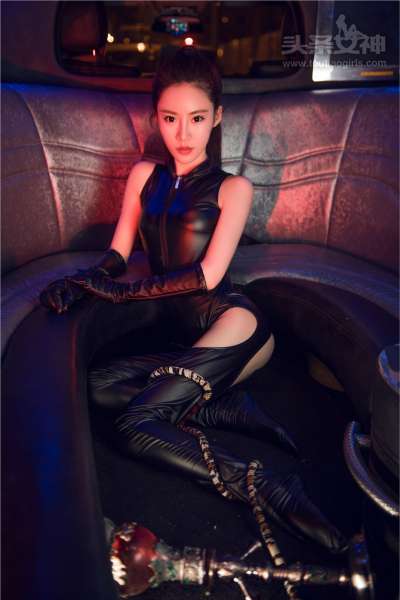头条女神火辣美女樊安妮紧身皮衣写真