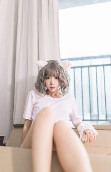 白嫩妹子cos超萌白猫写真