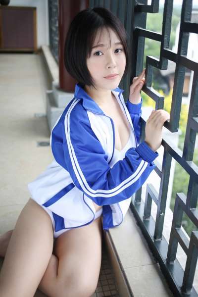 爆乳学生妹艾莉清纯素颜白色内衣性感十足