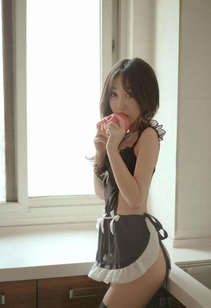 厨房里娇滴滴的黑色女仆装模特