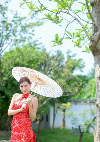 性感妖艳纹身女郎白皙美腿迷人地铁写真