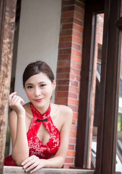 性感妖艳纹身女郎白皙美腿迷人地铁写真