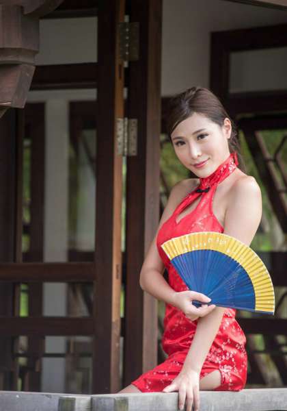 性感妖艳纹身女郎白皙美腿迷人地铁写真