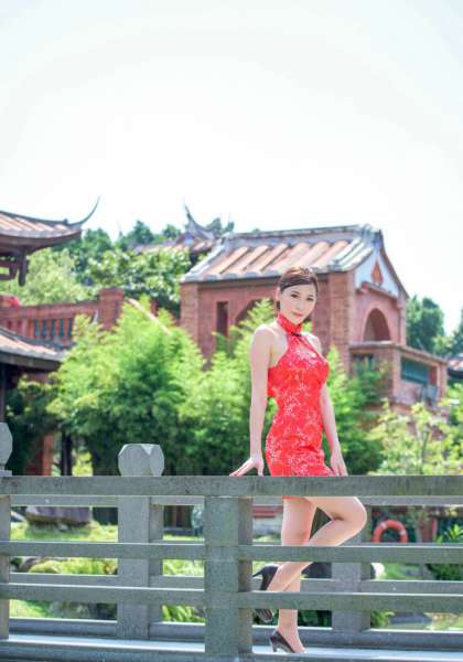 性感妖艳纹身女郎白皙美腿迷人地铁写真