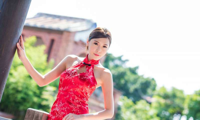 性感妖艳纹身女郎白皙美腿迷人地铁写真