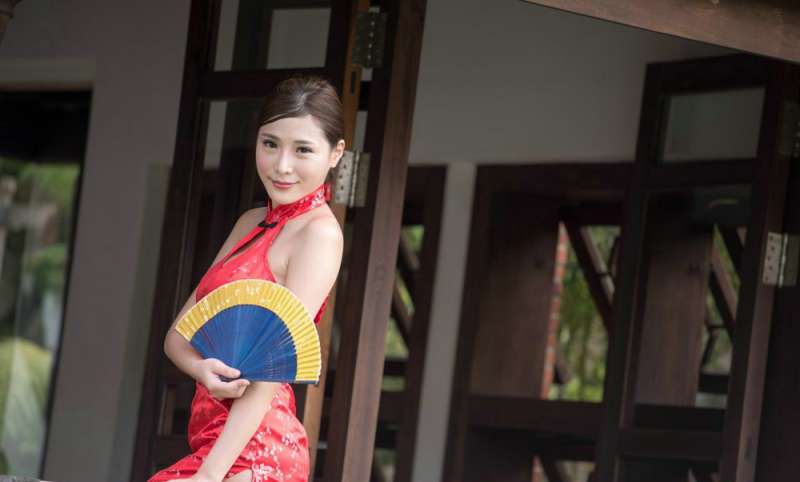 性感妖艳纹身女郎白皙美腿迷人地铁写真