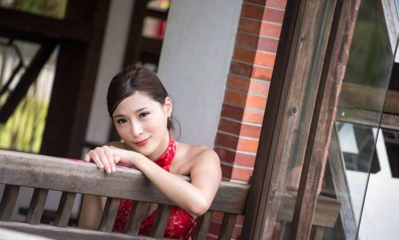 性感妖艳纹身女郎白皙美腿迷人地铁写真