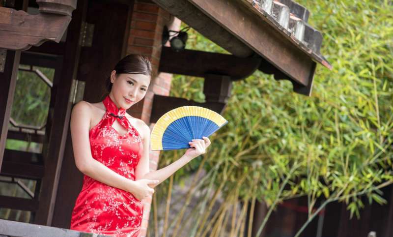 性感妖艳纹身女郎白皙美腿迷人地铁写真