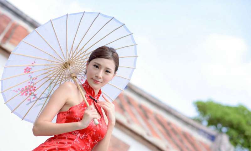 性感妖艳纹身女郎白皙美腿迷人地铁写真