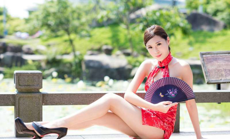 性感妖艳纹身女郎白皙美腿迷人地铁写真