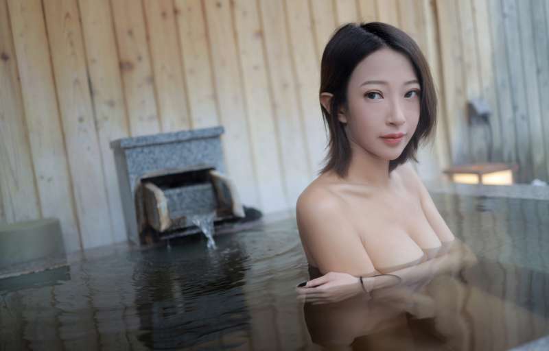 泳池里白嫩肉体小少妇