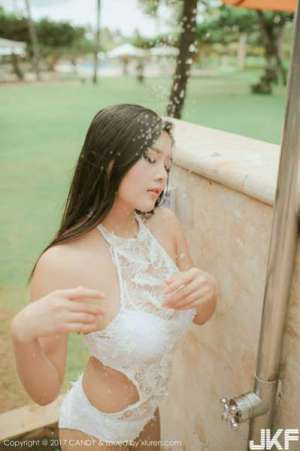 嫩模林美惠子Mieko巴厘岛旅拍泳池边性感比基尼完美写真