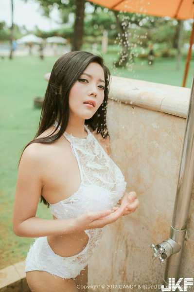 嫩模林美惠子Mieko巴厘岛旅拍泳池边性感比基尼完美写真