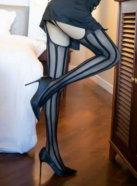大胸大长腿于一身的性感超诱人美女