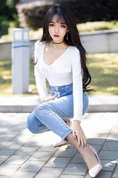 热辣小妹搔首弄姿惹人爱