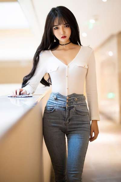 热辣小妹搔首弄姿惹人爱