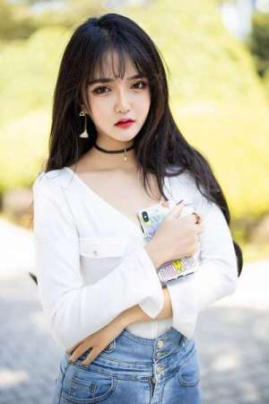 热辣小妹搔首弄姿惹人爱