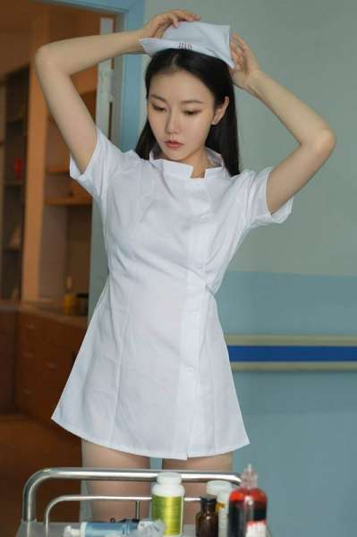 美女小护士安然肉丝美腿退烧治病