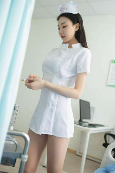 美女小护士安然肉丝美腿退烧治病