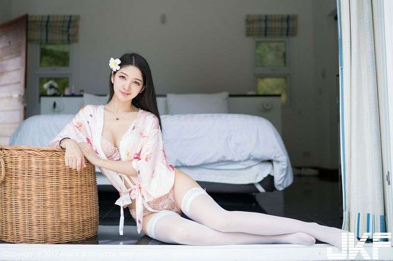 嫩模小热巴甲米旅拍粉色蕾丝内裤配蕾丝边白丝袜诱惑写真